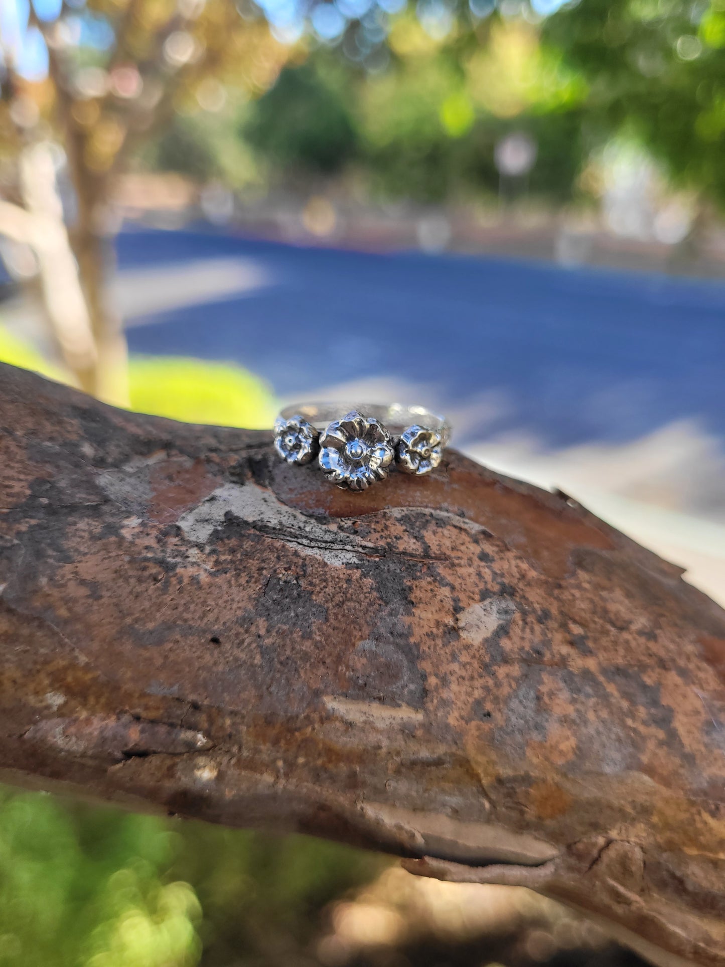 Flower trio ring