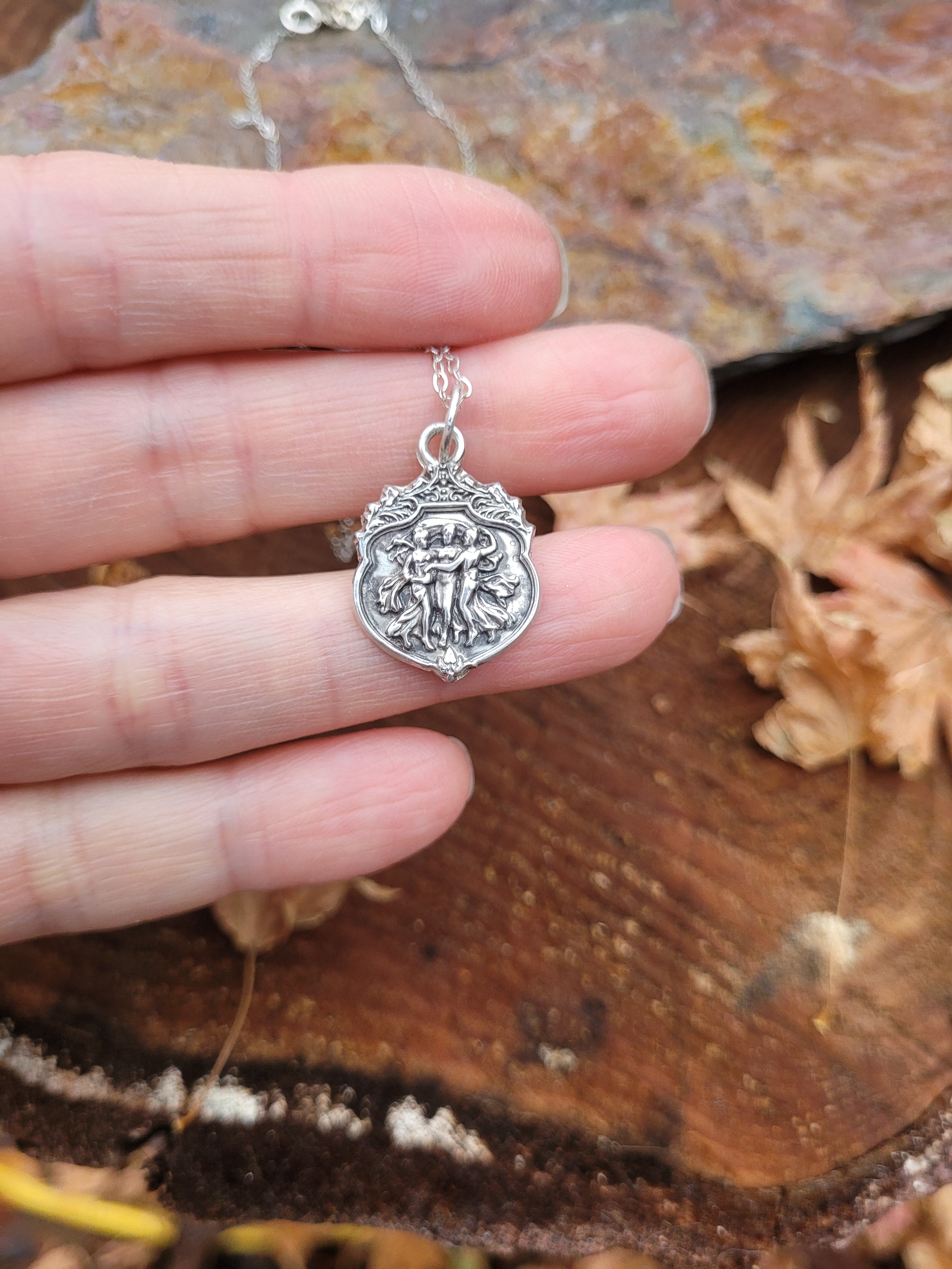 3 muses pendant