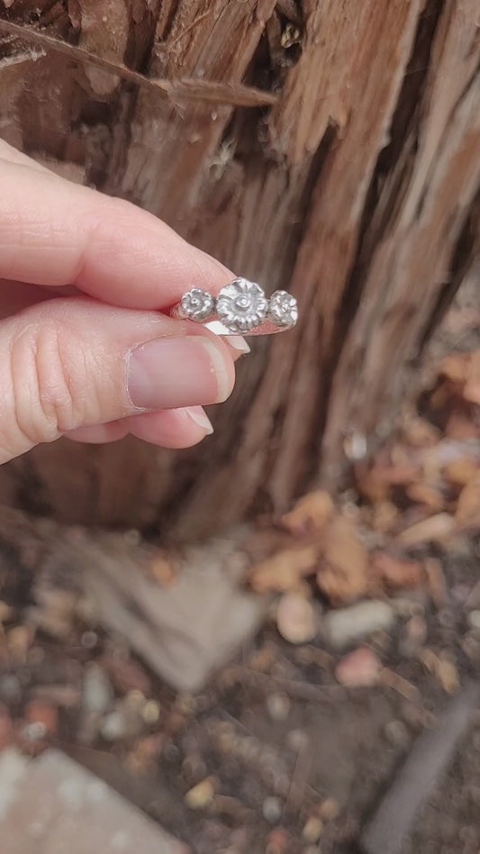 Flower trio ring