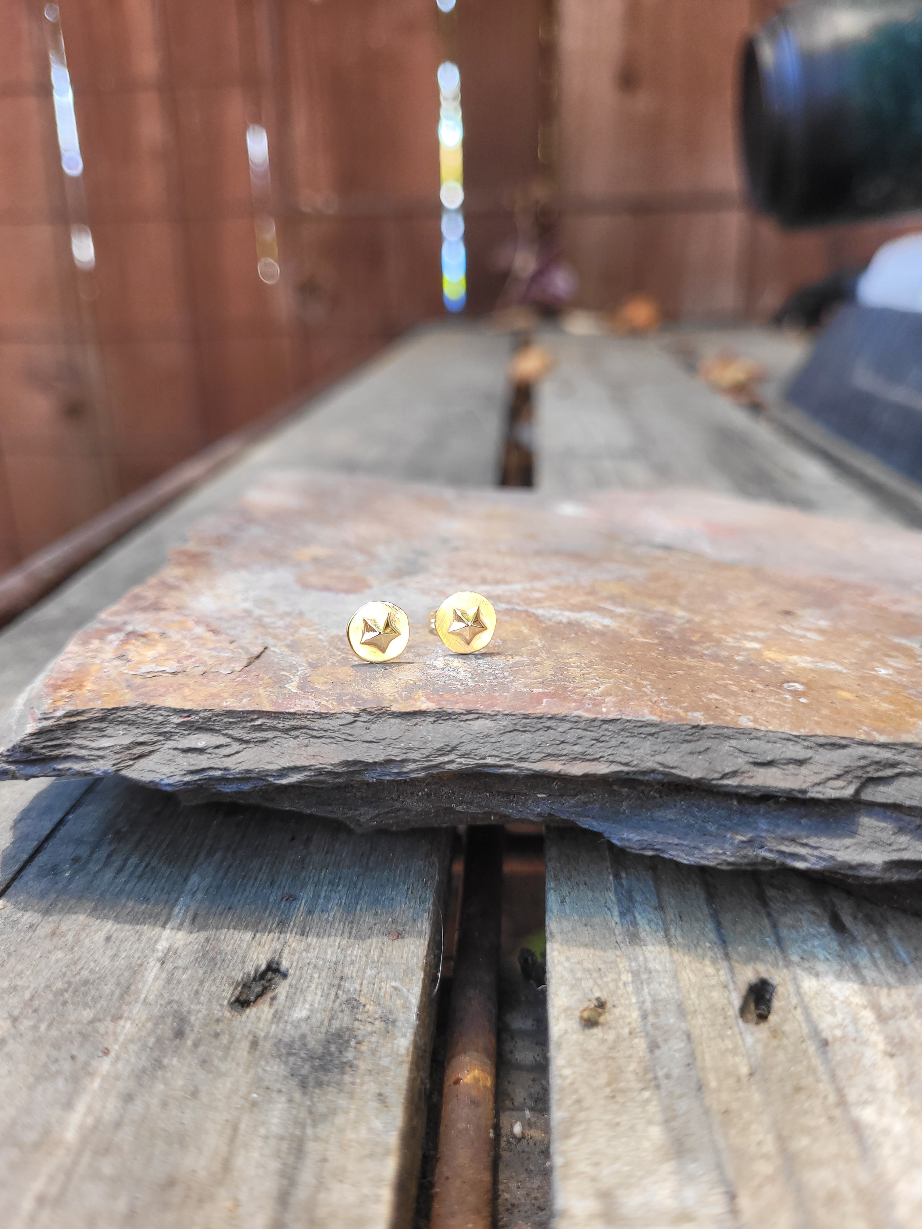 14k solid gold disc star stud earrings