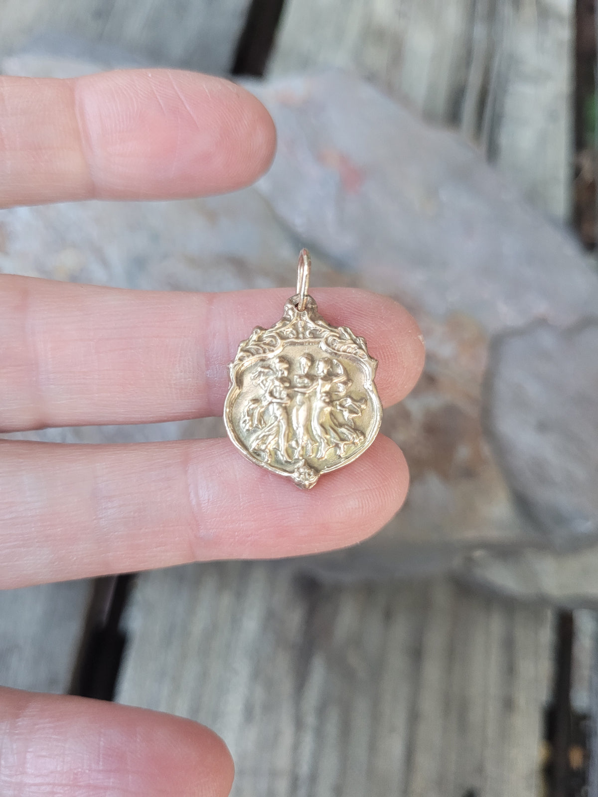 3 muses pendant