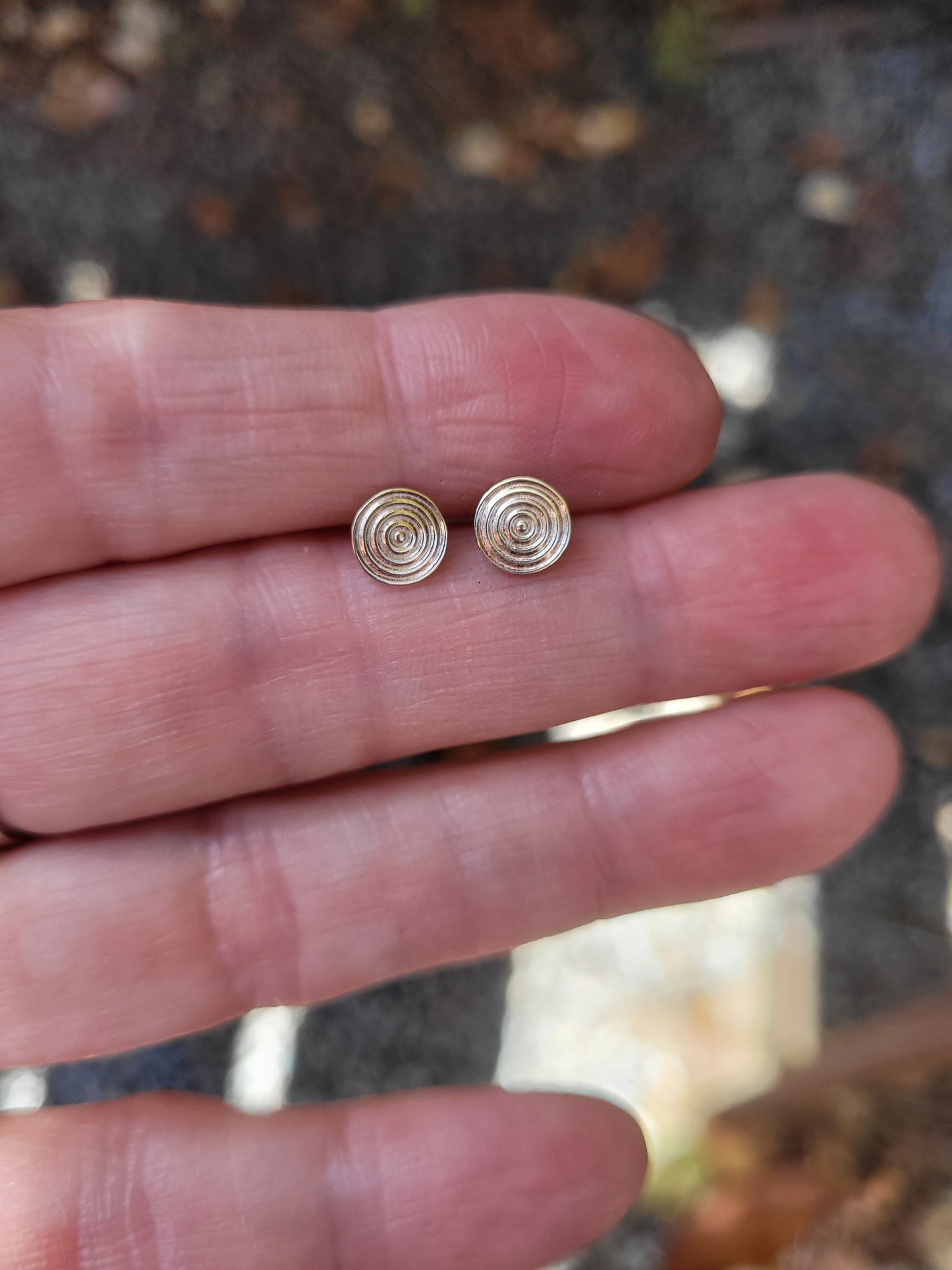 14k bullseye disc stud earrings