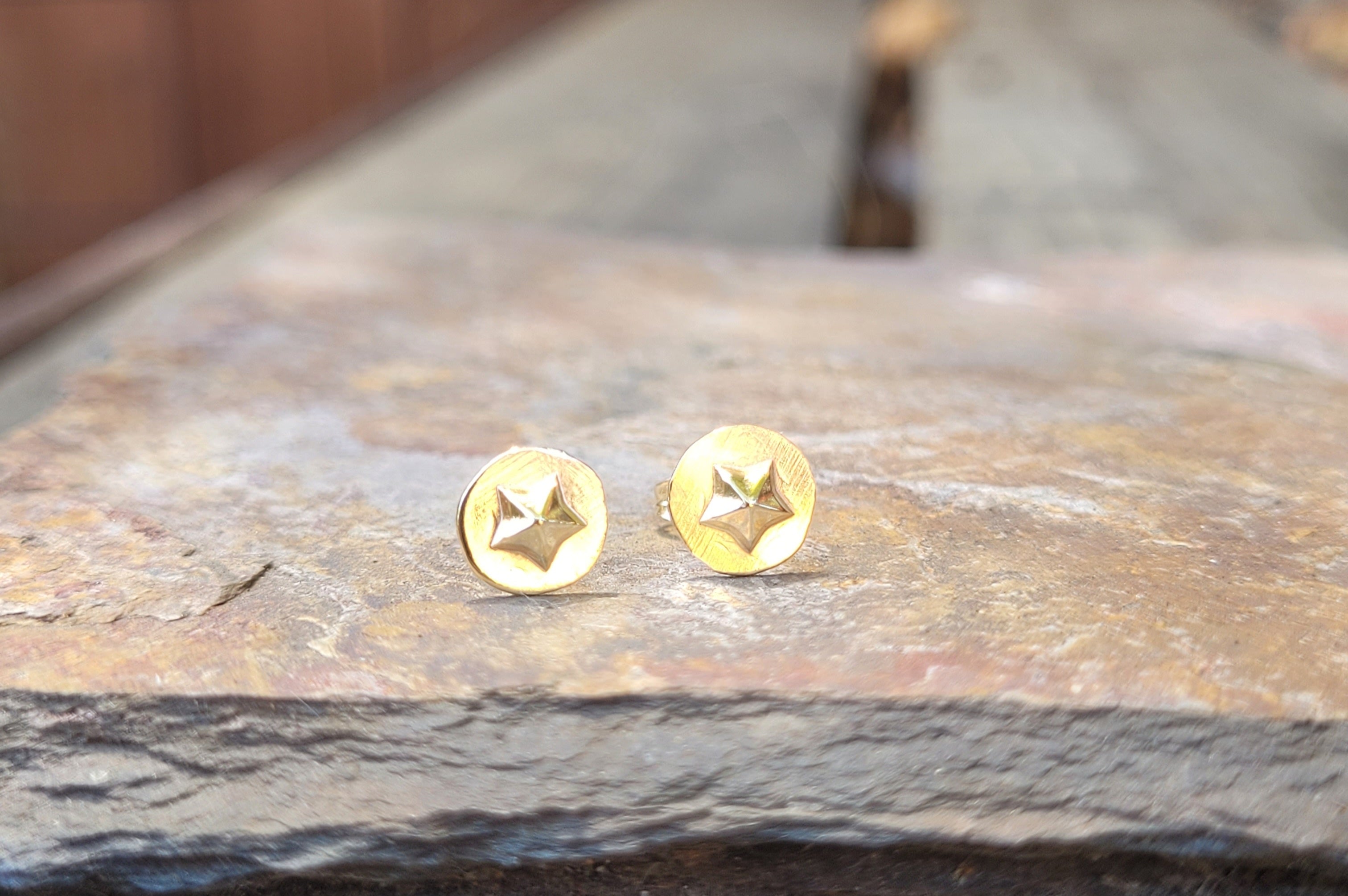 14k solid gold disc star stud earrings