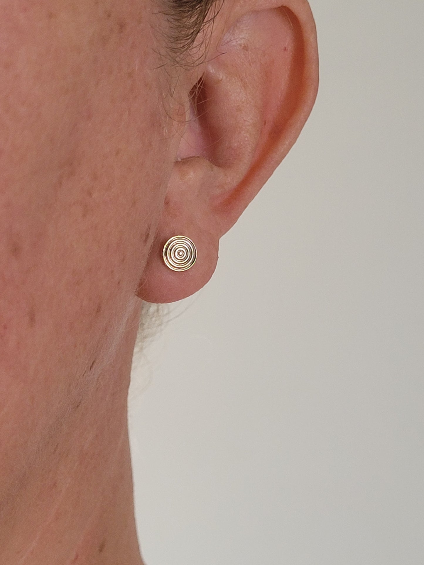 14k bullseye disc stud earrings