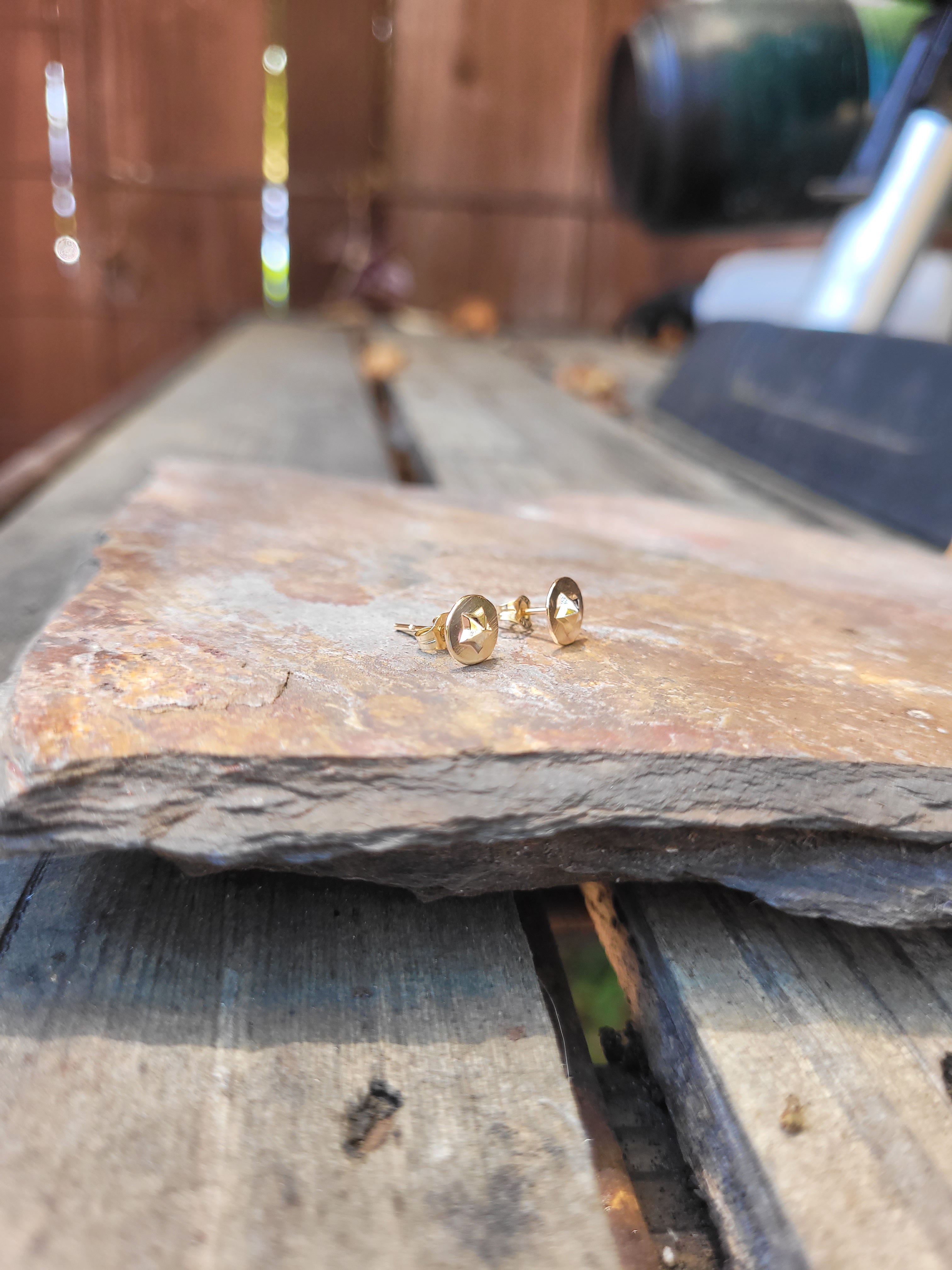 14k solid gold disc star stud earrings