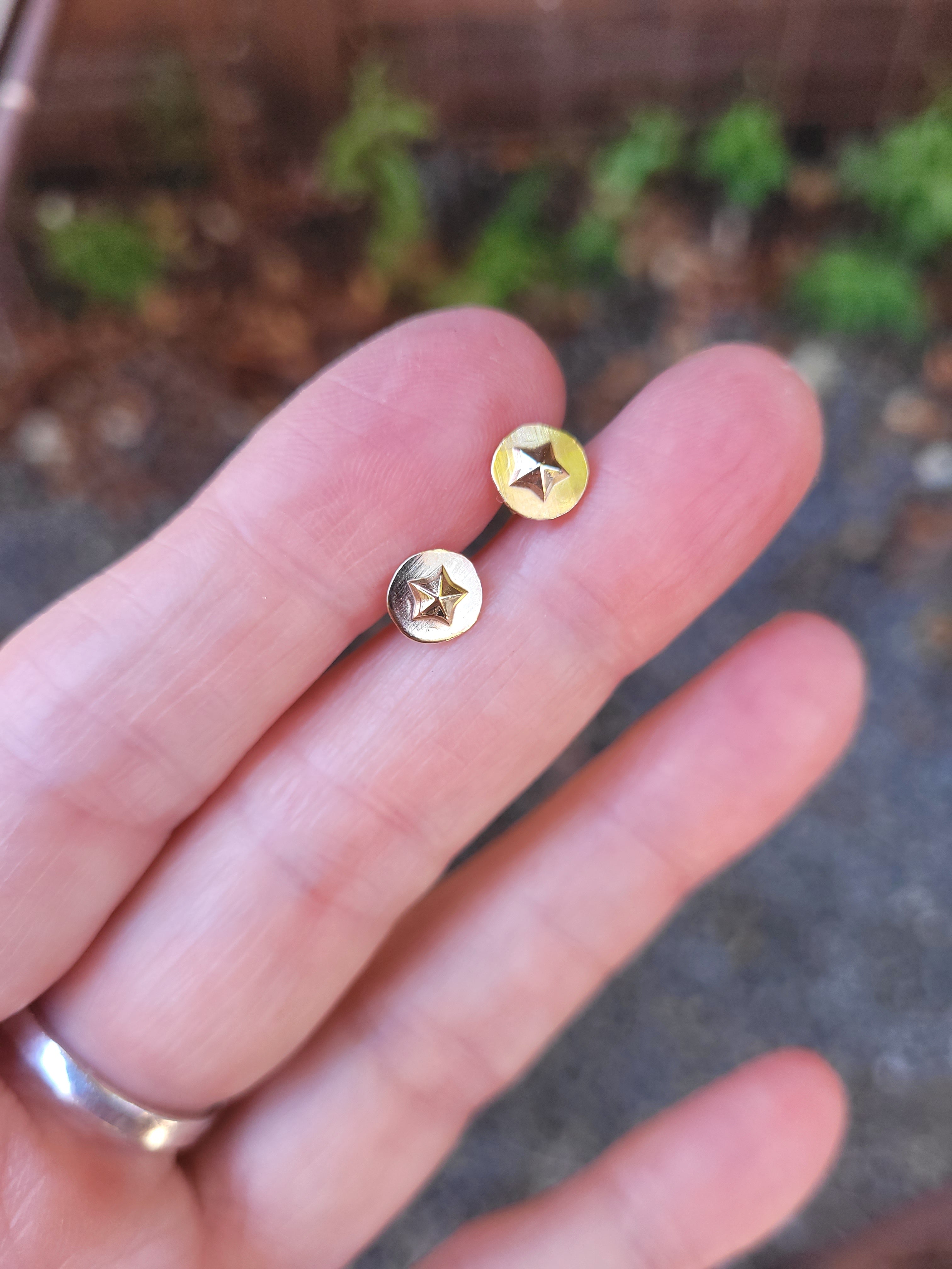 14k solid gold disc star stud earrings
