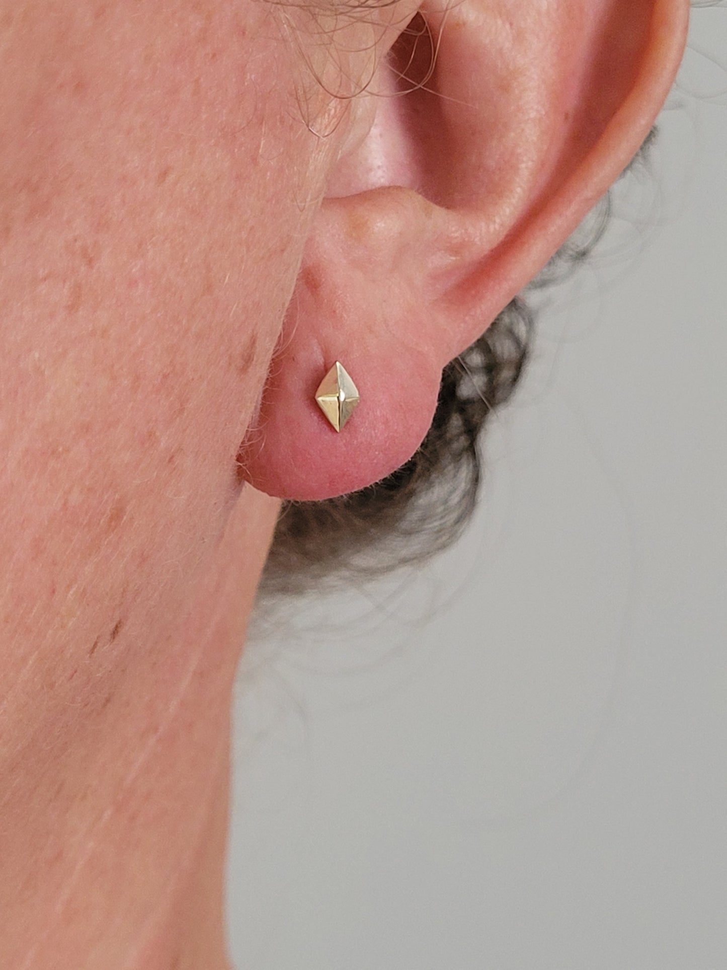 14k diamond shape stud earrings