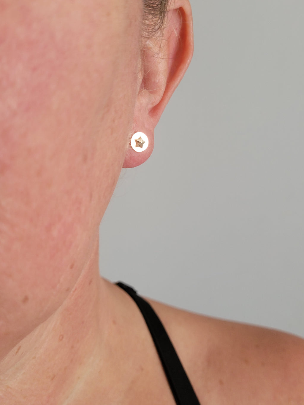 14k solid gold disc star stud earrings